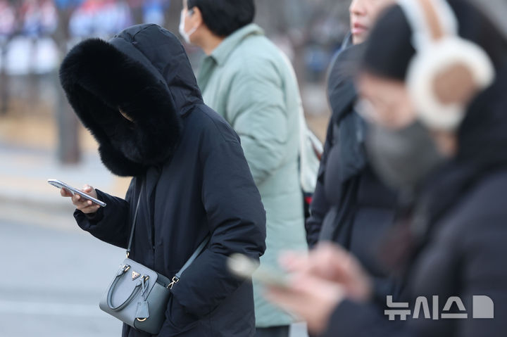 [서울=뉴시스] 권창회 기자 = 절기상 동지이자 전국적으로 추위가 이어지고 있는 22일 오전 서울 종로구 광화문네거리에서 시민들이 모자와 방한용품을 걸치고 출근하고 있다. 2025.12.22. kch0523@newsis.com