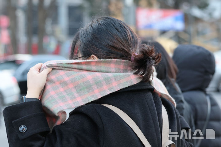 [서울=뉴시스] 권창회 기자 = 절기상 동지이자 전국적으로 추위가 이어지고 있는 22일 오전 서울 종로구 광화문네거리에서 한 시민이 출근하며 목도리를 걸치고 있다. 2025.12.22. kch0523@newsis.com