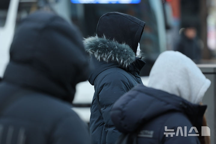 [서울=뉴시스] 권창회 기자 = 절기상 동지이자 전국적으로 추위가 이어지고 있는 22일 오전 서울 종로구 광화문네거리에서 시민들이 모자와 방한용품을 걸치고 출근하고 있다. 2025.12.22. kch0523@newsis.com