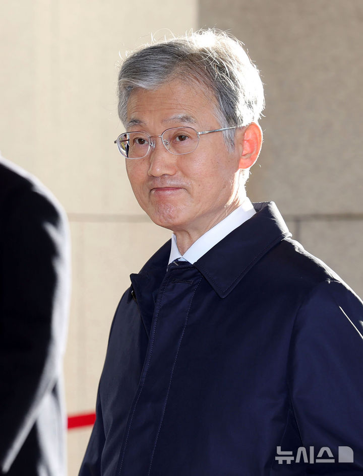 [서울=뉴시스] 홍효식 기자 = 조희대 대법원장이 22일 오전 서울 서초구 대법원으로 출근하고 있다. 2025.12.22. yesphoto@newsis.com