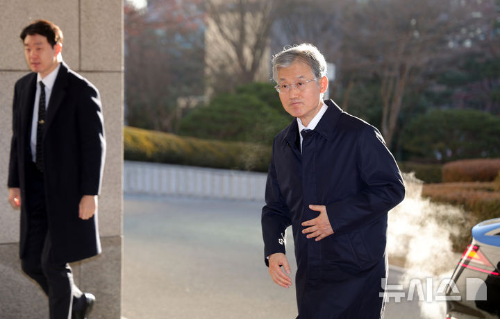 [서울=뉴시스] 홍효식 기자 = 조희대 대법원장이 22일 오전 서울 서초구 대법원으로 출근하고 있다. 2025.12.22. yesphoto@newsis.com