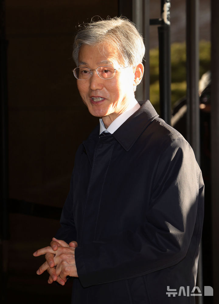 [서울=뉴시스] 홍효식 기자 = 조희대 대법원장이 22일 오전 서울 서초구 대법원으로 출근하며 취재진 질문에 답하고 있다. 2025.12.22. yesphoto@newsis.com