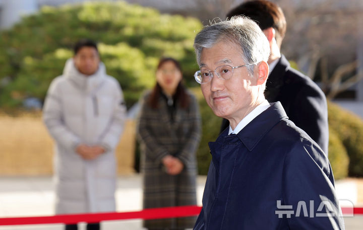 [서울=뉴시스] 홍효식 기자 = 조희대 대법원장이 22일 오전 서울 서초구 대법원으로 출근하고 있다. 2025.12.22. yesphoto@newsis.com