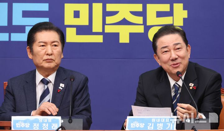 [서울=뉴시스] 조성봉 기자 = 김병기 더불어민주당 원내대표가 22일 오전 서울 여의도 국회에서 열린 최고위원회의에서 발언을 하고 있다. 2025.12.22. suncho21@newsis.com