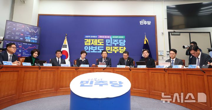 [서울=뉴시스] 조성봉 기자 = 정청래 더불어민주당 대표가 22일 오전 서울 여의도 국회에서 열린 최고위원회의에서 발언을 하고 있다. 2025.12.22. suncho21@newsis.com