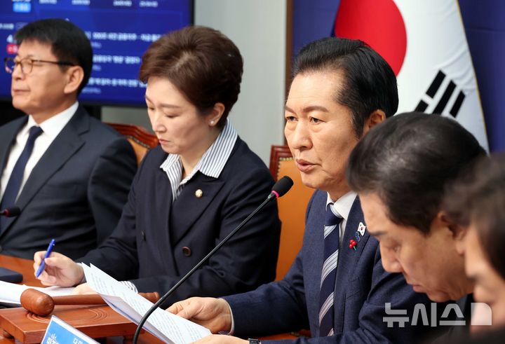 [서울=뉴시스] 조성봉 기자 = 정청래 더불어민주당 대표가 지난 22일 오전 서울 여의도 국회에서 열린 최고위원회의에서 발언을 하고 있다. 2025.12.24. suncho21@newsis.com