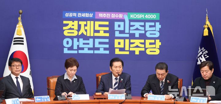 [서울=뉴시스] 조성봉 기자 = 정청래 더불어민주당 대표가 22일 오전 서울 여의도 국회에서 열린 최고위원회의에서 발언을 하고 있다. 2025.12.22. suncho21@newsis.com