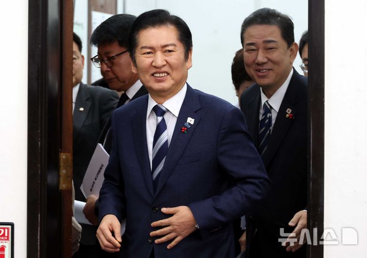 [서울=뉴시스] 조성봉 기자 = 정청래 더불어민주당 대표와 김병기 원내대표가 22일 오전 서울 여의도 국회에서 열린 최고위원회의에 참석하고 있다. 2025.12.22. suncho21@newsis.com