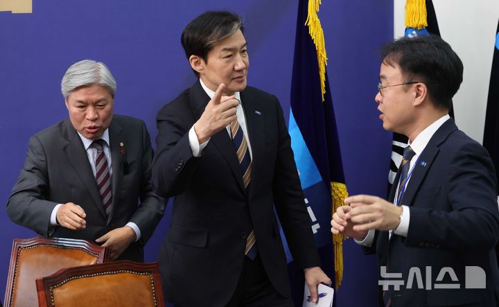 [서울=뉴시스] 조성봉 기자 = 조국 조국혁신당 대표가 22일 오전 서울 여의도 국회에서 최고위원회의를 마치고 당직자와 대화를 하고 있다. 2025.12.22. suncho21@newsis.com