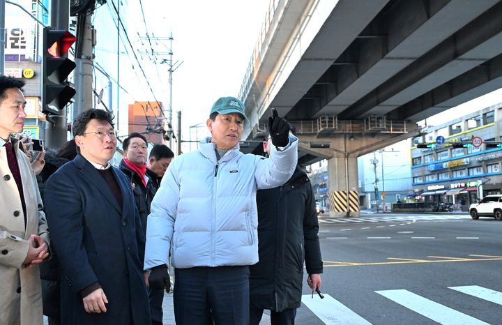 [서울=뉴시스] 오세훈 서울시장이 22일 오전 서울 성북구 북부간선도로 하월곡JCT 인근을 찾아 강북횡단 지하고속도로 사업 현장을 점검하고 있다. (사진=서울시 제공) 2025.12.22. photo@newsis.com *재판매 및 DB 금지