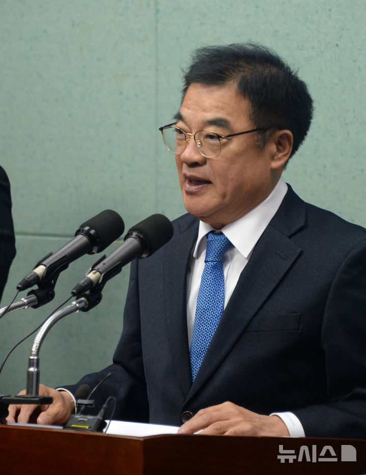 [전주=뉴시스] 김얼 기자 = 김양원 전 전주부시장이 22일 전북 전주시 전북특별자치도의회 기자회견장에서 '부안군수 출마' 기자회견을 열고 질의에 답변하고 있다. 2025.12.22. pmkeul@newsis.com