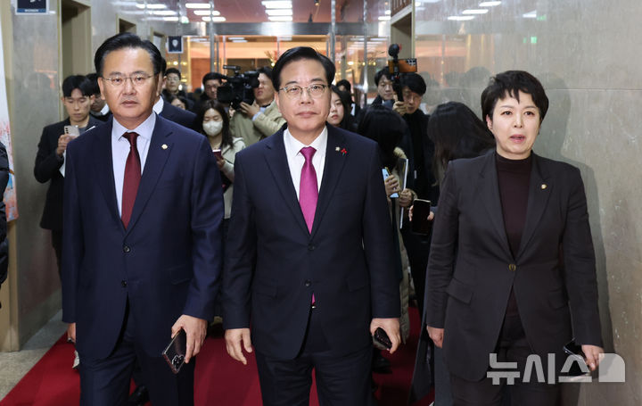 [서울=뉴시스] 김금보 기자 = 국민의힘 유상범(왼쪽부터) 원내운영수석부대표, 송언석 원내대표, 김은혜 원내정책수석부대표가 22일 서울 여의도 국회에서 제430회국회(임시회) 제2차 본회의 개의직전 국회의장실로 향하고 있다. 2025.12.22. kgb@newsis.com