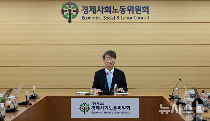 [서울=뉴시스] 김혜진 기자 = 김지형 경제사회노동위원회 위원장이 22일 서울 종로구 경사노위에서 열린 기자간담회에서 모두발언을 하고 있다. 2025.12.22. jini@newsis.com
