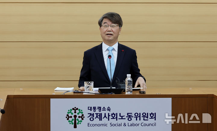 [서울=뉴시스] 김혜진 기자 = 김지형 경제사회노동위원회 위원장이 22일 서울 종로구 경사노위에서 열린 기자간담회에서 모두발언을 하고 있다. 2025.12.22. jini@newsis.com