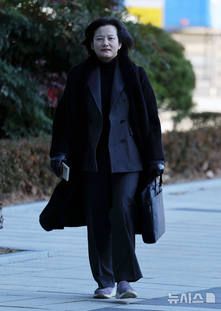 [서울=뉴시스] 홍효식 기자 = 법무부 인사를 통해 사실상 강등된 정유미 검사장이 22일 서울 서초구 서울행정법원에서 열린 집행정지 신청 심문기일에 출석하고 있다. 2025.12.22. yesphoto@newsis.com