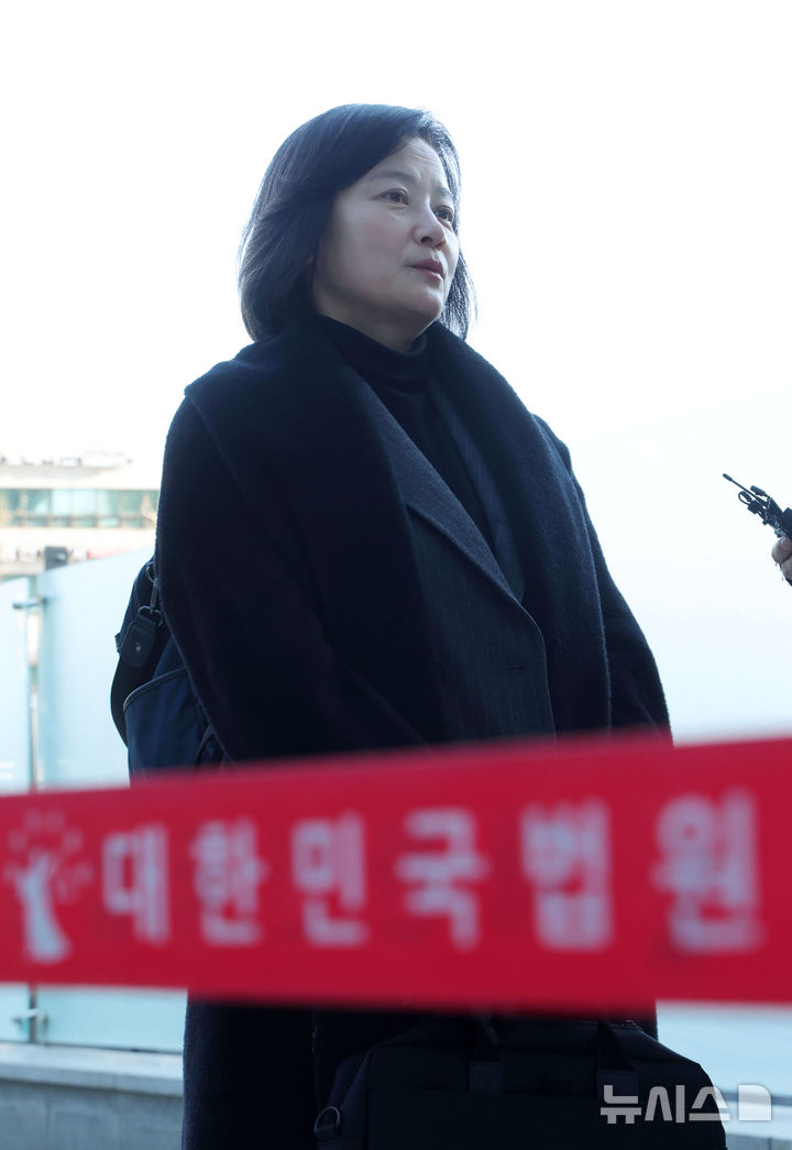 [서울=뉴시스] 홍효식 기자 = 법무부 인사를 통해 사실상 강등된 정유미 검사장이 22일 서울 서초구 서울행정법원에서 열린 집행정지 신청 심문기일에 출석하며 취재진 질문에 답하고 있다. 2025.12.22. yesphoto@newsis.com