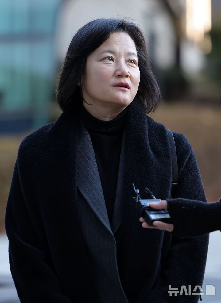 [서울=뉴시스] 홍효식 기자 = 법무부 인사를 통해 사실상 강등된 정유미 검사장이 22일 서울 서초구 서울행정법원에서 열린 집행정지 신청 심문기일에 출석하며 취재진 질문에 답하고 있다. 2025.12.22. yesphoto@newsis.com