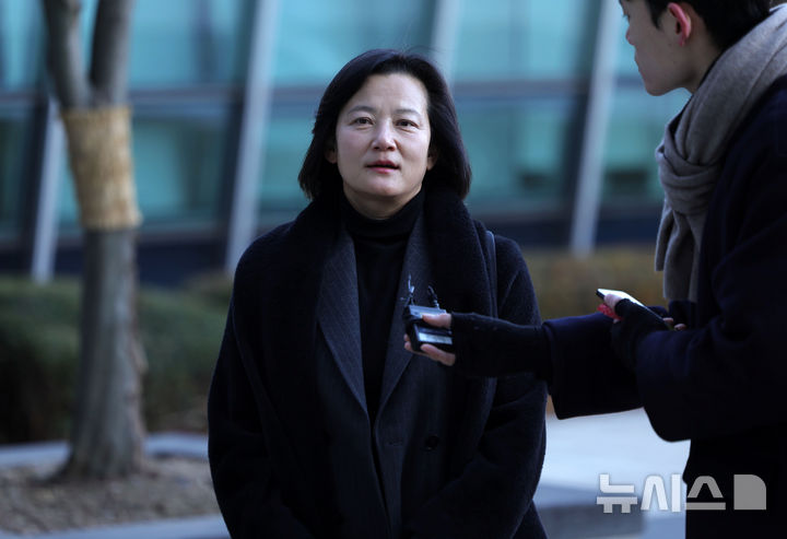 [서울=뉴시스] 홍효식 기자 = 법무부 인사를 통해 사실상 강등된 정유미 검사장이 지난달 22일 서울 서초구 서울행정법원에서 열린 집행정지 신청 심문기일에 출석하며 취재진 질문에 답하고 있다. 2025.12.22. yesphoto@newsis.com