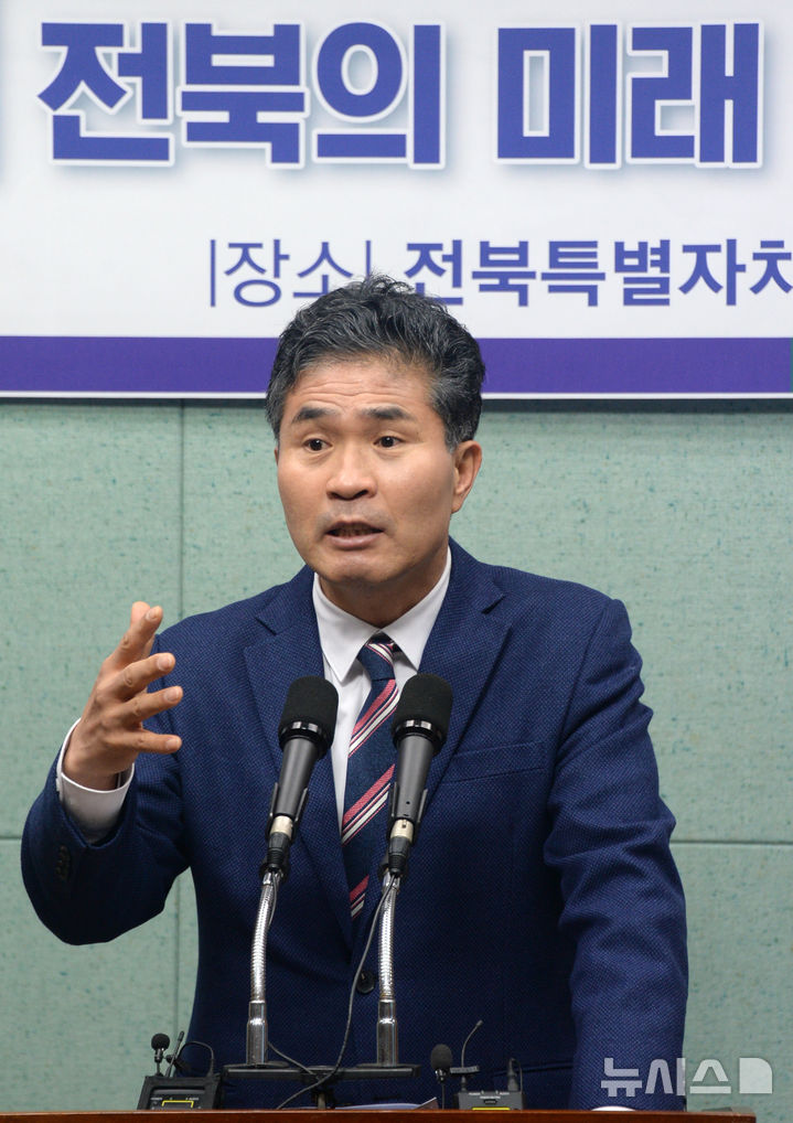 [전주=뉴시스] 김얼 기자 = 전북특별자치도지사 선거에 출마를 선언한 이원택 의원이 22일 전북 전주시 전북특별자치도의회 기자회견장에서 전북의 미래발전 전략 기자회견을 열고 질의에 답변하고 있다. 2025.12.22. pmkeul@newsis.com