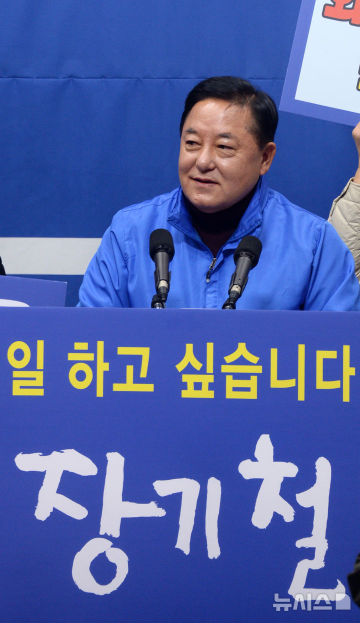 [전주=뉴시스] 김얼 기자 = 장기철 전 민주당 정읍시지역위원장이 22일 전북 전주시 전북특별자치도의회 기자회견장에서 '정읍시장 출마' 기자회견을 열고 질의에 답변하고 있다. 2025.12.22. pmkeul@newsis.com
