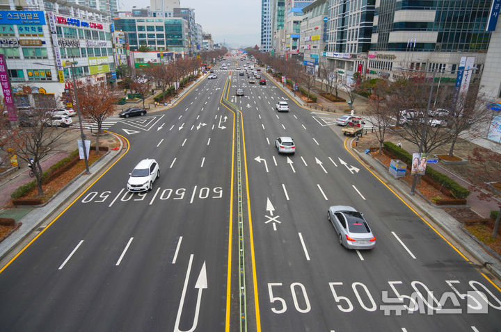 [광주=뉴시스] 광주 도시철도 2호선 1단계 상무지구 상부도로 개통. (사진=광주시청 제공). photo@newsis.com *재판매 및 DB 금지