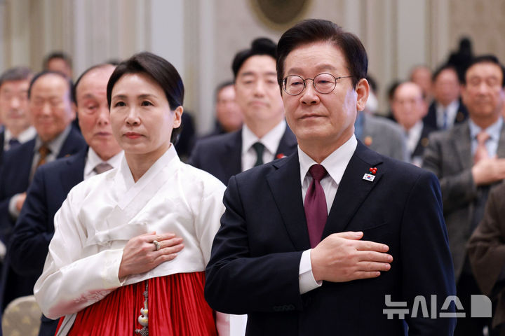 [서울=뉴시스] 고범준 기자 = 이재명 대통령과 김혜경 여사가 22일 청와대 영빈관에서 열린 대한노인회 초청 오찬에서 참석자들과 국민의례를 하고 있다. 2025.12.22. bjko@newsis.com