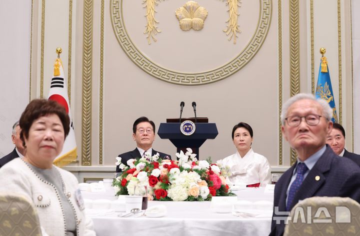 [서울=뉴시스] 고범준 기자 = 이재명 대통령과 김혜경 여사가 22일 청와대 영빈관에서 열린 대한노인회 초청 오찬에서 참석자들과 주제 영상을 시청하고 있다. (대통령실통신사진기자단) 2025.12.22. bjko@newsis.com