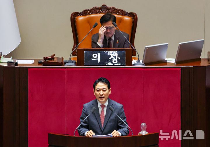 [서울=뉴시스] 김명년 기자 = 장동혁 국민의힘 대표가 22일 오전 서울 여의도 국회에서 열린 본회의에서 12·3 윤석열 비상계엄 등에 대한 전담재판부 설치 및 제보자 보호 등에 관한 특별법에 대한 무제한토론(필리버스터)을 하고 있다. 2025.12.22. kmn@newsis.com