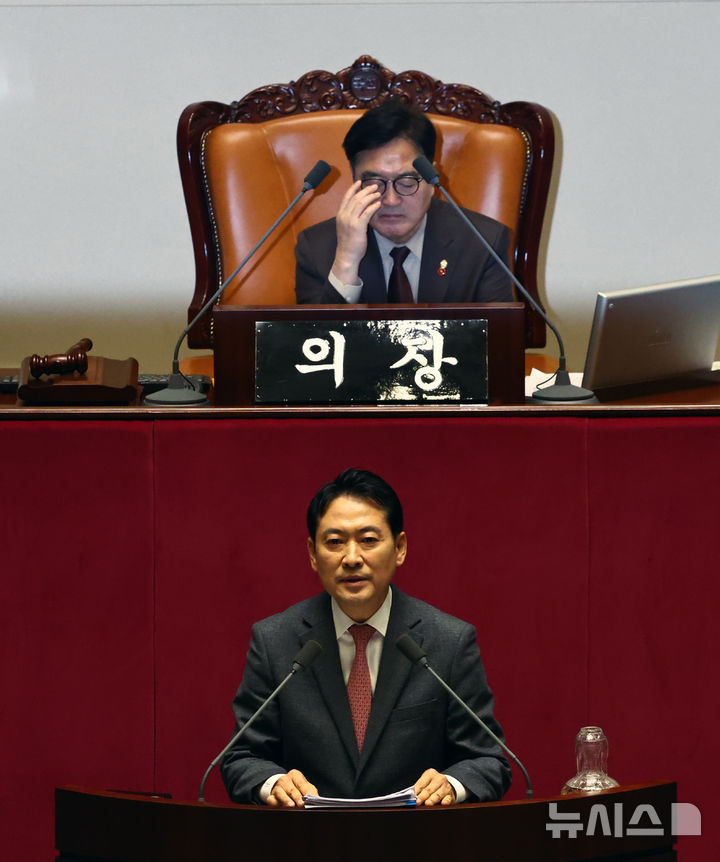 [서울=뉴시스] 김명년 기자 = 장동혁 국민의힘 대표가 22일 오전 서울 여의도 국회에서 열린 본회의에서 12·3 윤석열 비상계엄 등에 대한 전담재판부 설치 및 제보자 보호 등에 관한 특별법에 대한 무제한토론(필리버스터)을 하고 있다. 2025.12.22. kmn@newsis.com