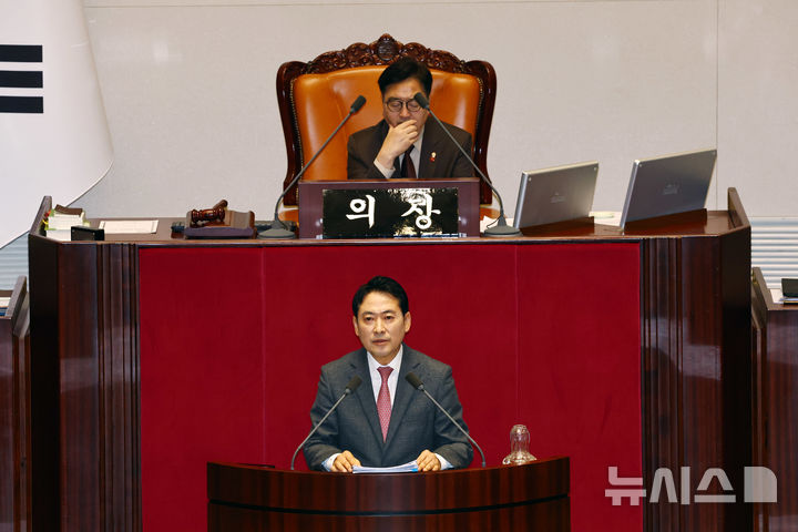 [서울=뉴시스] 김명년 기자 = 장동혁 국민의힘 대표가 22일 오전 서울 여의도 국회에서 열린 본회의에서 12·3 윤석열 비상계엄 등에 대한 전담재판부 설치 및 제보자 보호 등에 관한 특별법에 대한 무제한토론(필리버스터)을 하고 있다. 2025.12.22. kmnnewsis.com