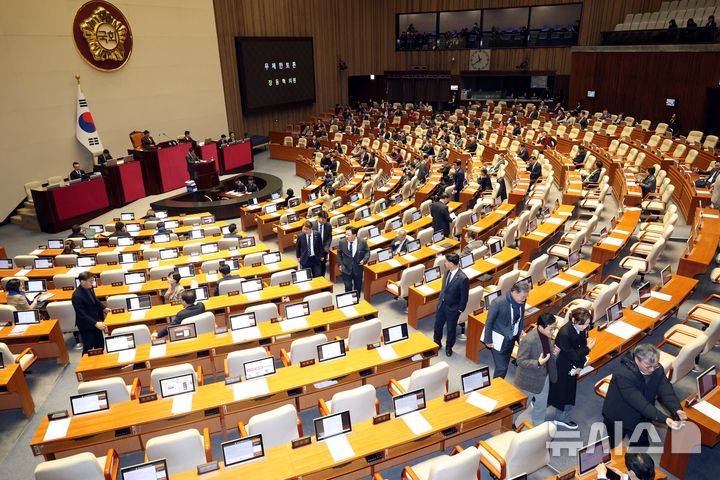 [서울=뉴시스] 조성봉 기자 = 장동혁 국민의힘 대표가 22일 서울 여의도 국회에서 열린 제430회국회(임시회) 제2차 본회의에서 '내란전담재판부설치 관련 법안'에 대한 무제한 반대토론을 시작하자 더불어민주당 의원들이 회의장을 나서고 있다. 2025.12.22. suncho21@newsis.com