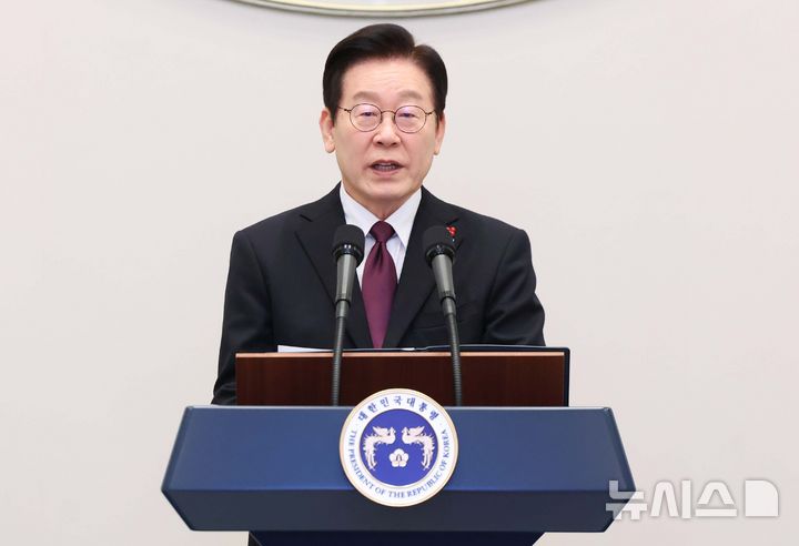 [서울=뉴시스] 고범준 기자 = 이재명 대통령이 22일 청와대 영빈관에서 열린 대한노인회 초청 오찬에서 인사말을 하고 있다. (대통령실통신사진기자단) 2025.12.22. bjko@newsis.com