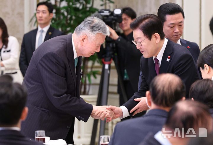 [서울=뉴시스] 고범준 기자 = 이재명 대통령이 22일 청와대 영빈관에서 열린 대한노인회 초청 오찬에서 이중근 대한노인회 회장과 인사하고 있다. (대통령실통신사진기자단) 2025.12.22. bjko@newsis.com
