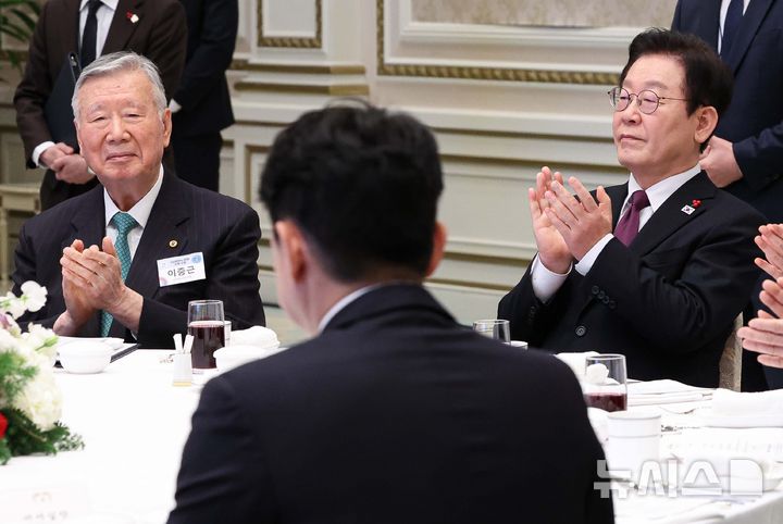 [서울=뉴시스] 고범준 기자 = 이재명 대통령이 22일 청와대 영빈관에서 열린 대한노인회 초청 오찬에서 이중근 대한노인회 회장 등 참석자들과 주제 영상 시청 후 박수를 치고 있다. (대통령실통신사진기자단) 2025.12.22. bjko@newsis.com