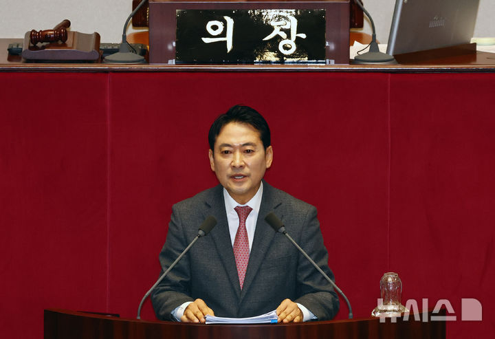 [서울=뉴시스] 김명년 기자 = 장동혁 국민의힘 대표가 22일 오전 서울 여의도 국회에서 열린 본회의에서 12·3 윤석열 비상계엄 등에 대한 전담재판부 설치 및 제보자 보호 등에 관한 특별법에 대한 무제한토론(필리버스터)을 하고 있다. 2025.12.22. kmn@newsis.com