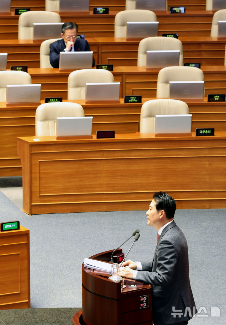 [서울=뉴시스] 김금보 기자 = 장동혁 국민의힘 대표가 22일 서울 여의도 국회에서 열린 제430회국회(임시회) 제2차 본회의에서 '12.3 윤석열 비상계엄 등에 대한 전담재판부 설치 및 제보자 보 호 등에 관한 특별법안(대안)'에 대한 반대 무제한토론을 하고 있다.있다. 2025.12.22.kgb@newsis.com