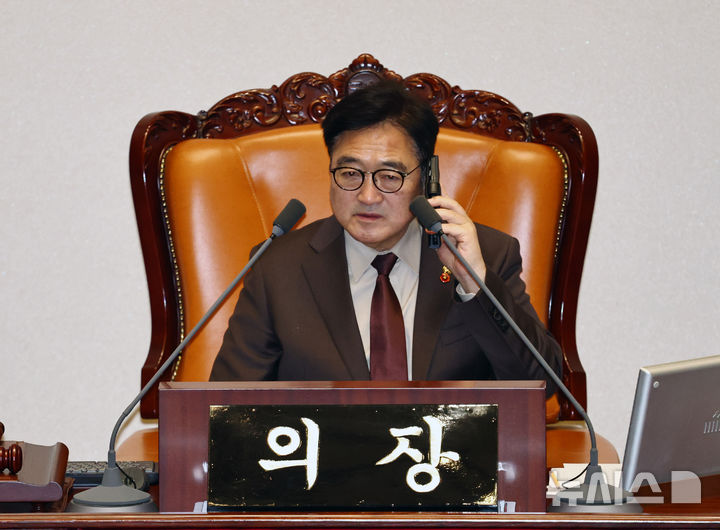 [서울=뉴시스] 김명년 기자 = 우원식 국회의장이 22일 오전 서울 여의도 국회에서 열린 본회의에서 통화하고 있다. 2025.12.22. kmn@newsis.com