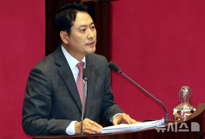 [서울=뉴시스] 조성봉 기자 = 장동혁 국민의힘 대표가 22일 서울 여의도 국회에서 열린 제430회국회(임시회) 제2차 본회의에서 '내란전담재판부설치 관련 법안'에 대한 무제한 반대토론을 하고 있다. 2025.12.22. suncho21@newsis.com