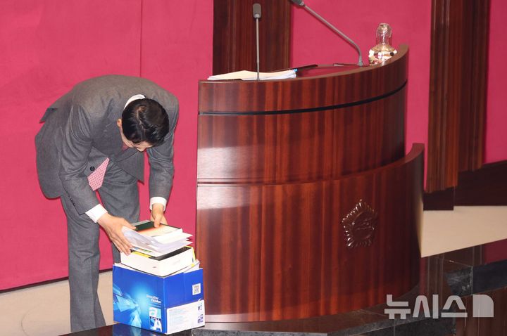 [서울=뉴시스] 조성봉 기자 = 장동혁 국민의힘 대표가 22일 서울 여의도 국회에서 열린 제430회국회(임시회) 제2차 본회의에서 '내란전담재판부설치 관련 법안'에 대한 무제한 반대토론을 하기 위해 자료를 꺼내고 있다. 2025.12.22. suncho21@newsis.com