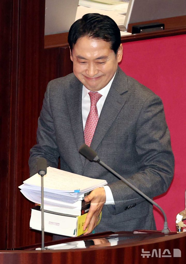 [서울=뉴시스] 조성봉 기자 = 장동혁 국민의힘 대표가 22일 서울 여의도 국회에서 열린 제430회국회(임시회) 제2차 본회의에서 '내란전담재판부설치 관련 법안'에 대한 무제한 반대토론을 하기 위해 발언대로 향하고 있다. 2025.12.22. suncho21@newsis.com