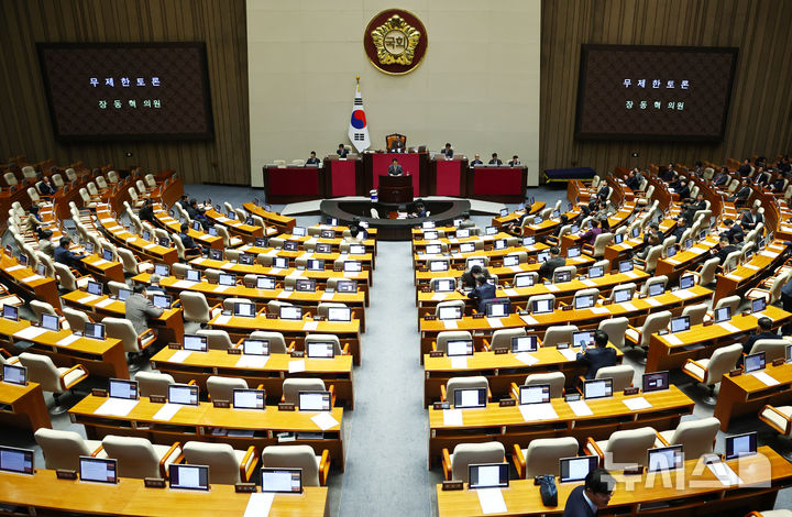[서울=뉴시스] 김명년 기자 = 장동혁 국민의힘 대표가 22일 오전 서울 여의도 국회에서 열린 본회의에서 12·3 윤석열 비상계엄 등에 대한 전담재판부 설치 및 제보자 보호 등에 관한 특별법에 대한 무제한토론(필리버스터)을 하고 있다. 2025.12.22. kmn@newsis.com