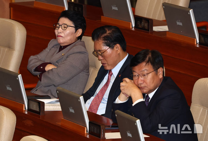 [서울=뉴시스] 김명년 기자 = 송석준 국민의힘 의원이 22일 오전 서울 여의도 국회에서 열린 본회의에서 장동혁 국민의힘 대표의 12·3 윤석열 비상계엄 등에 대한 전담재판부 설치 및 제보자 보호 등에 관한 특별법에 대한 무제한토론(필리버스터) 도중 눈을 감고 있다. 2025.12.22. kmnnewsis.com