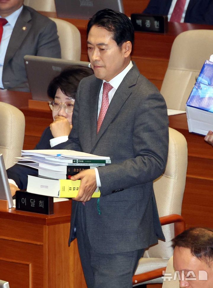 [서울=뉴시스] 조성봉 기자 = 장동혁 국민의힘 대표가 22일 서울 여의도 국회에서 열린 제430회국회(임시회) 제2차 본회의에서 '내란전담재판부설치 관련 법안'에 대한 무제한 반대토론을 하기 위해 발언대로 향하고 있다. 2025.12.22. suncho21@newsis.com