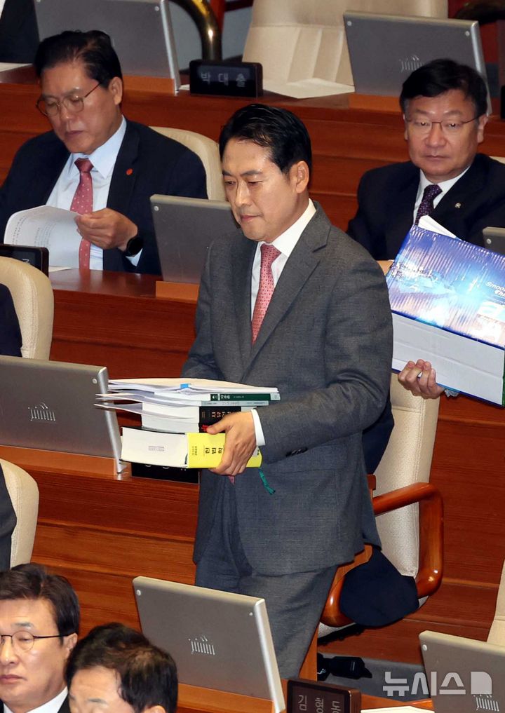 [서울=뉴시스] 조성봉 기자 = 장동혁 국민의힘 대표가 22일 서울 여의도 국회에서 열린 제430회국회(임시회) 제2차 본회의에서 '내란전담재판부설치 관련 법안'에 대한 무제한 반대토론을 하기 위해 발언대로 향하고 있다. 2025.12.22. suncho21@newsis.com