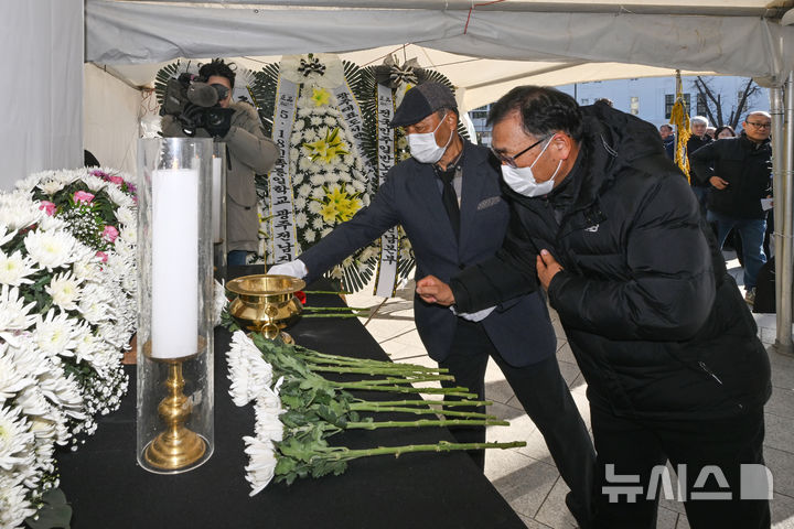 [광주=뉴시스] 이영주 기자 = 22일 오전 광주 동구 5·18민주광장에 차려진 광주대표도서관 붕괴사고 희생자 시민분향소에서 사고로 숨진 노동자들의 유족들이 헌화하고 있다.2025.12.22. leeyj2578@newsis.com