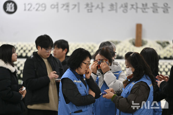 [광주=뉴시스] 이영주 기자 = 22일 오전 광주 동구 전일빌딩245에 차려진 12·29 제주항공 참사 1주기 시민분향소에서 유가족들이 눈물을 훔치고 있다. 2025.12.22. leeyj2578@newsis.com