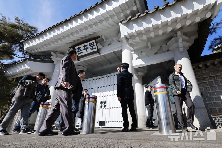 [서울=뉴시스] 최동준 기자 = 대통령실의 청와대 복귀가 마무리돼 가는 22일 언론인들이 사용하는 청와대 춘추관 춘추문에서 언론인들이 오가고 있다. 2025.12.22. photocdj@newsis.com