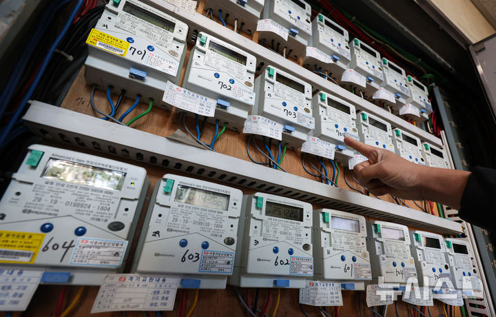 [서울=뉴시스] 권창회 기자 = 다음 달부터 적용되는 내년 1분기(1∼3월) 전기요금이 현재 수준에서 동결된다.한국전력은 내년 1분기 적용할 연료비 조정단가를 지금과 같은 ㎾h(킬로와트시)당 5원으로 유지한다고 밝혔다. 사진은 22일 서울 시내 오피스텔 전기 계량기 모습. 2025.12.22. kch0523@newsis.com