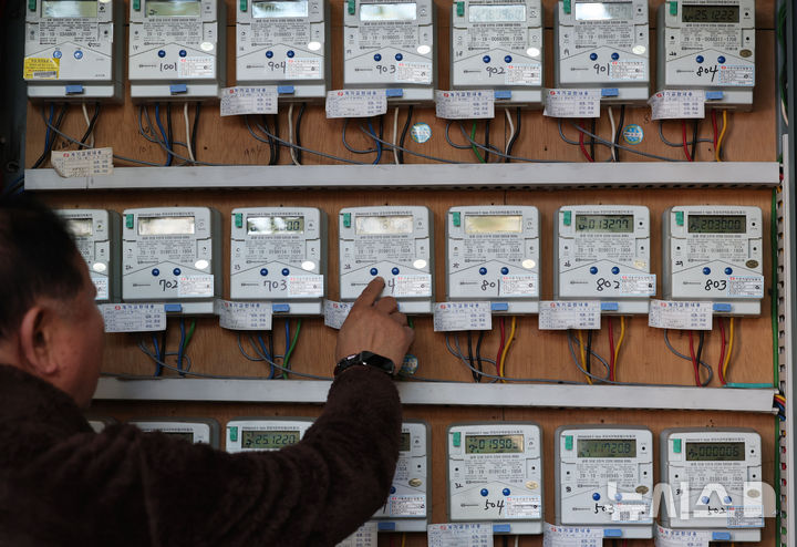 [서울=뉴시스] 권창회 기자 = 서울 시내 오피스텔 전기 계량기 모습. 2025.12.22. kch0523@newsis.com