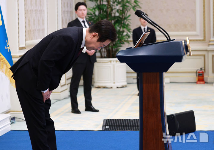 [서울=뉴시스] 고범준 기자 = 이재명 대통령이 22일 청와대 영빈관에서 열린 대한노인회 초청 오찬에서 인사말을 마치고 인사하고 있다. 2025.12.22. bjko@newsis.com